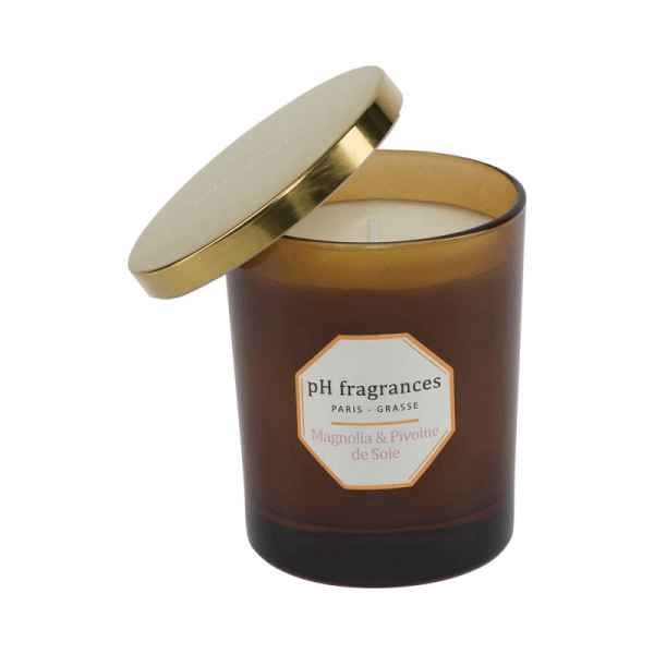 Candle Natural, Sustainable, Clean & Niche. Magnolia & Peony of Silk is an explosion of sparkling top notes which bring lot of luminosity to the fragrance. Warm up the atmosphere of your house with this beautiful candle during more than 40 hours.
