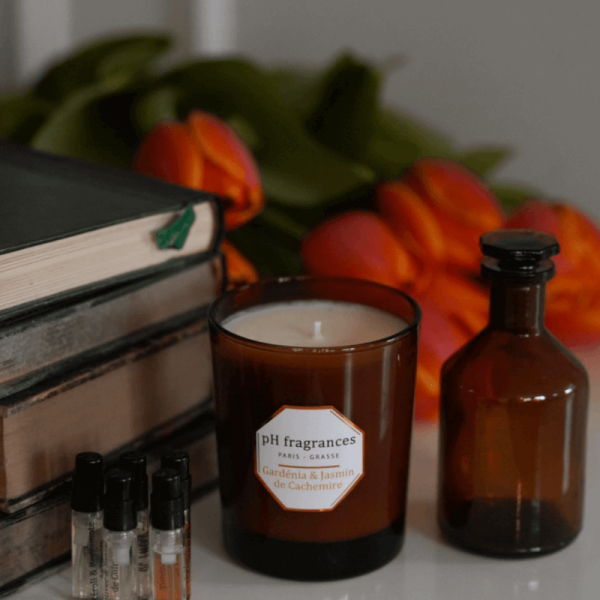 Candle Natural, Sustainable, Clean & Luxury. When the Gardenia flirts with the Jasmine, this is the expression of the seduction of the white flowers devilishly engaging. Warm up the atmosphere of your house with this beautiful candle during more than 40 hours.