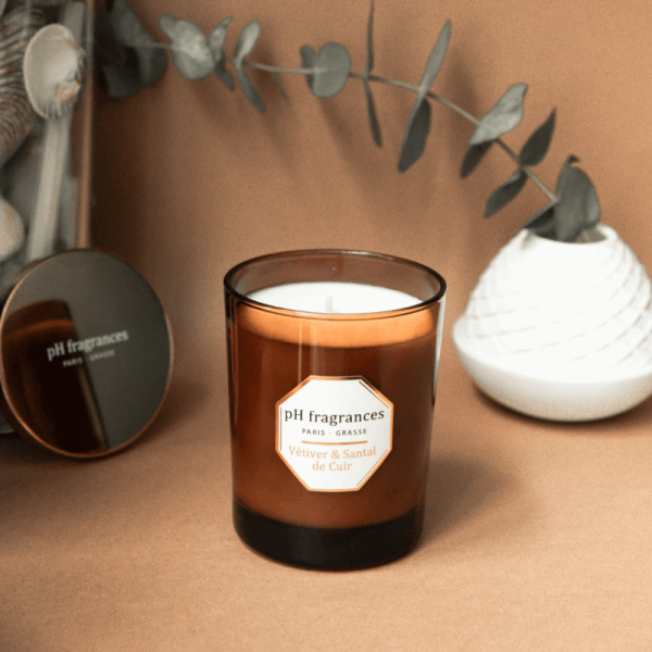 Candle Natural, Sustainable Clean & Luxury. An armful of notes of Sandal & Ambery notes, unveil on a bed of Jasmine, Vetiver and Tonka. Warm up the atmosphere of your house with this beautiful candle during more than 40 hours.