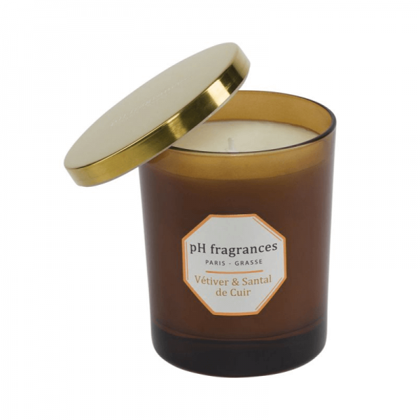 Candle Natural, Sustainable Clean & Luxury. An armful of notes of Sandal & Ambery notes, unveil on a bed of Jasmine, Vetiver and Tonka. Warm up the atmosphere of your house with this beautiful candle during more than 40 hours.