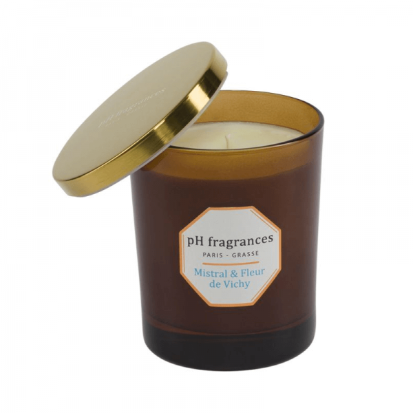 Candle Natural, Sustainable, Clean & Luxury. An elegant fragrance opening on fresh, invigorating Citrus top notes and on a heart of Marine notes for a splash effect and a fresh sweetness of the sea breeze on an ambery base. Warm up the atmosphere of your house with this beautiful candle during more than 40 hours.