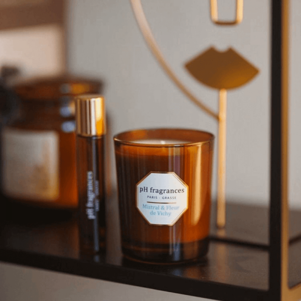 Candle Natural, Sustainable, Clean & Luxury. An elegant fragrance opening on fresh, invigorating Citrus top notes and on a heart of Marine notes for a splash effect and a fresh sweetness of the sea breeze on an ambery base. Warm up the atmosphere of your house with this beautiful candle during more than 40 hours.