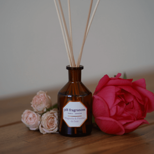 Diffusor natural, sustainable and biodegradable. Magnolia & Peony of Silk is an explosion of sparkling top notes which bring lot of luminosity to the fragrance. Warm up the atmosphere of your house with this beautiful home perfume diffuser during more than 2 months.
