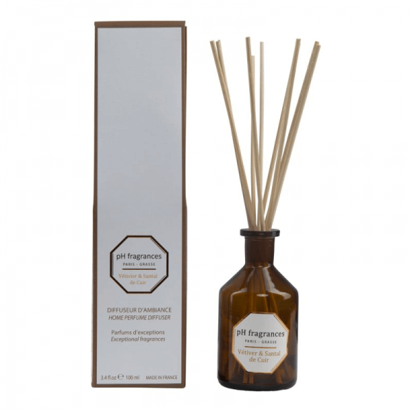 Diffusor natural, sustainable and biodegradable. An armful of notes of Sandal & Ambery notes, unveil on a bed of Jasmine, Vetiver and Tonka. Warm up the atmosphere of your house with this beautiful home perfume diffuser during more than 2 months.