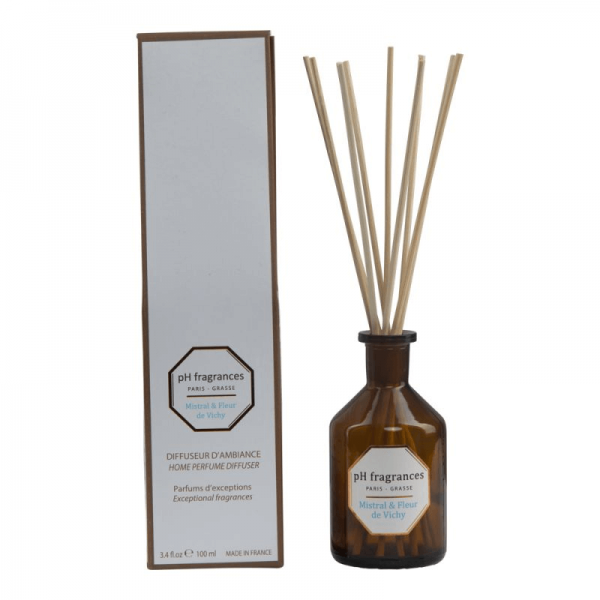 Diffusor natural, sustainable and biodegradable.  An elegant fragrance opening on fresh, invigorating Citrus top notes and on a heart of Marine notes for a splash effect and a fresh sweetness of the sea breeze on an ambery base. Warm up the atmosphere of your house with this beautiful home perfume diffuser during more than 2 months.