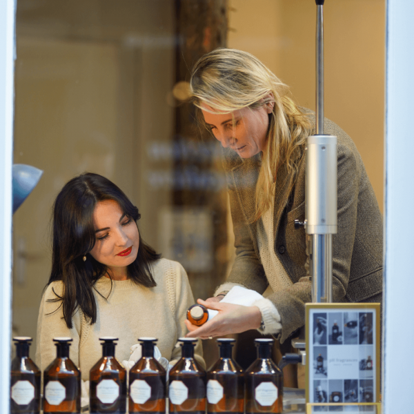 pH fragrances offers you its perfumery discovery workshops atelier. Discover the olfactory families, the different perfumes, smell exceptional raw materials...